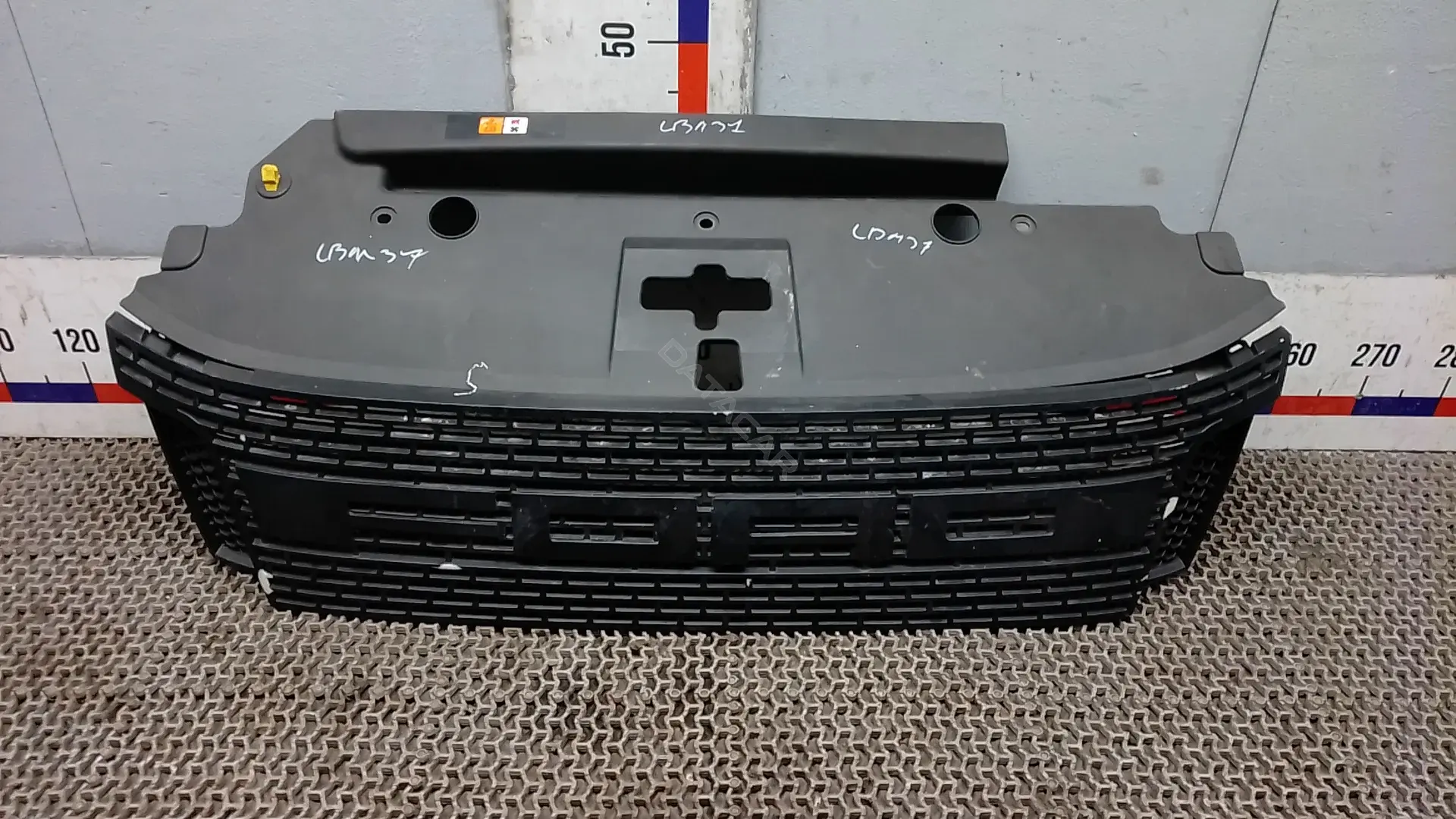 Решетка радиатора LBM37QF01