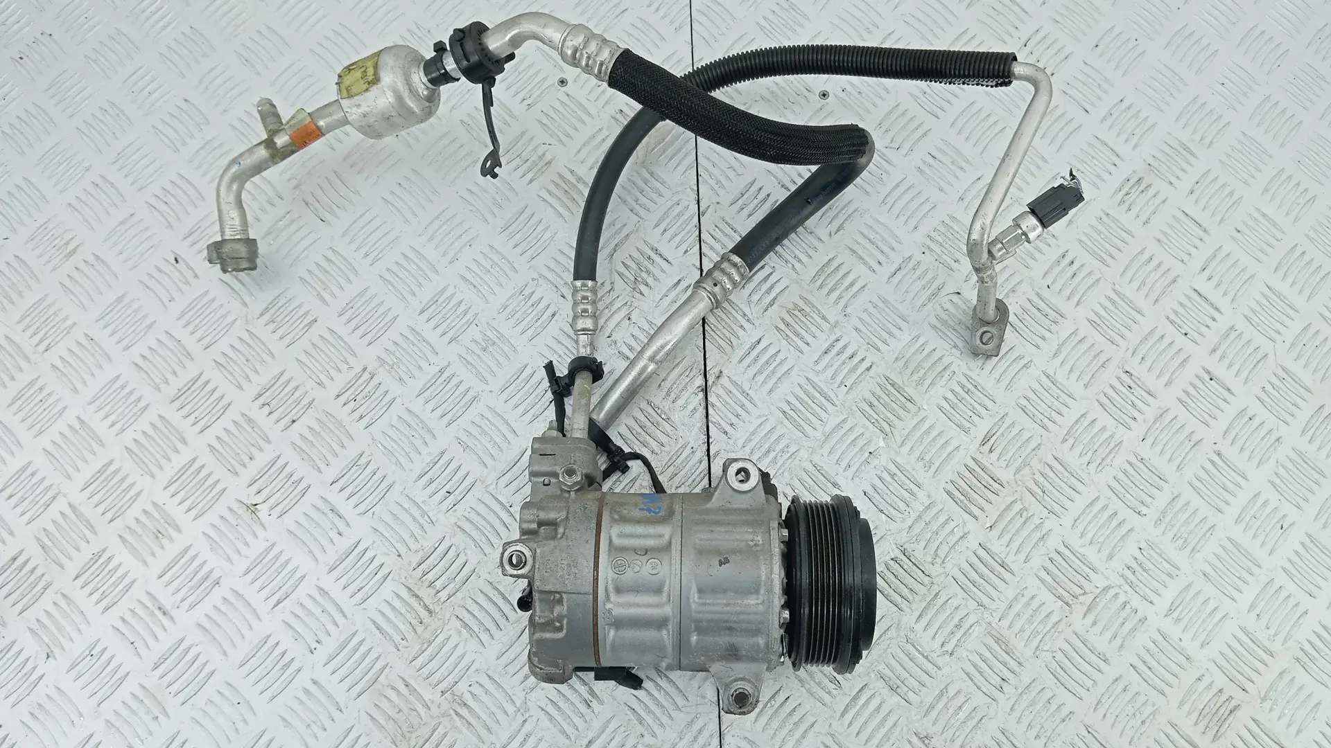 Компрессор кондиционера JX61-19D629-HA