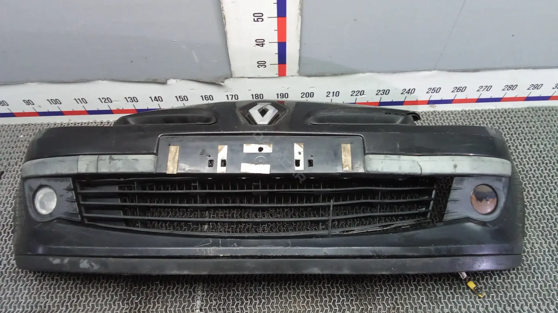 Передний бампер LOK22G501