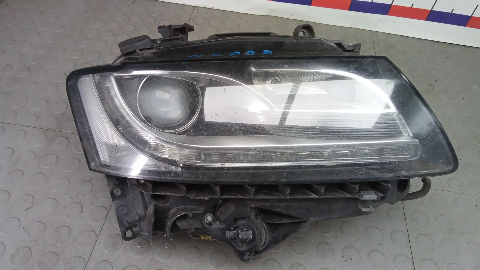 Фары 8T0941004AL, 8T0941030AL