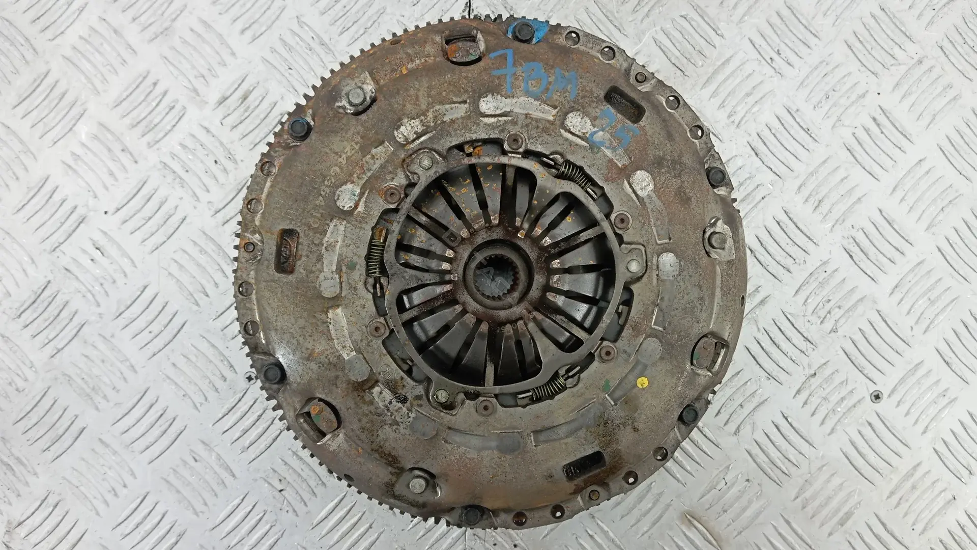 Маховик 7BM25A401