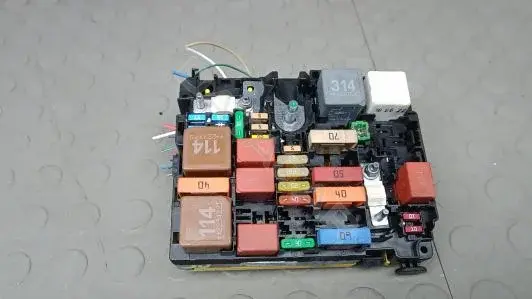 Блок предохранителей 9804846880