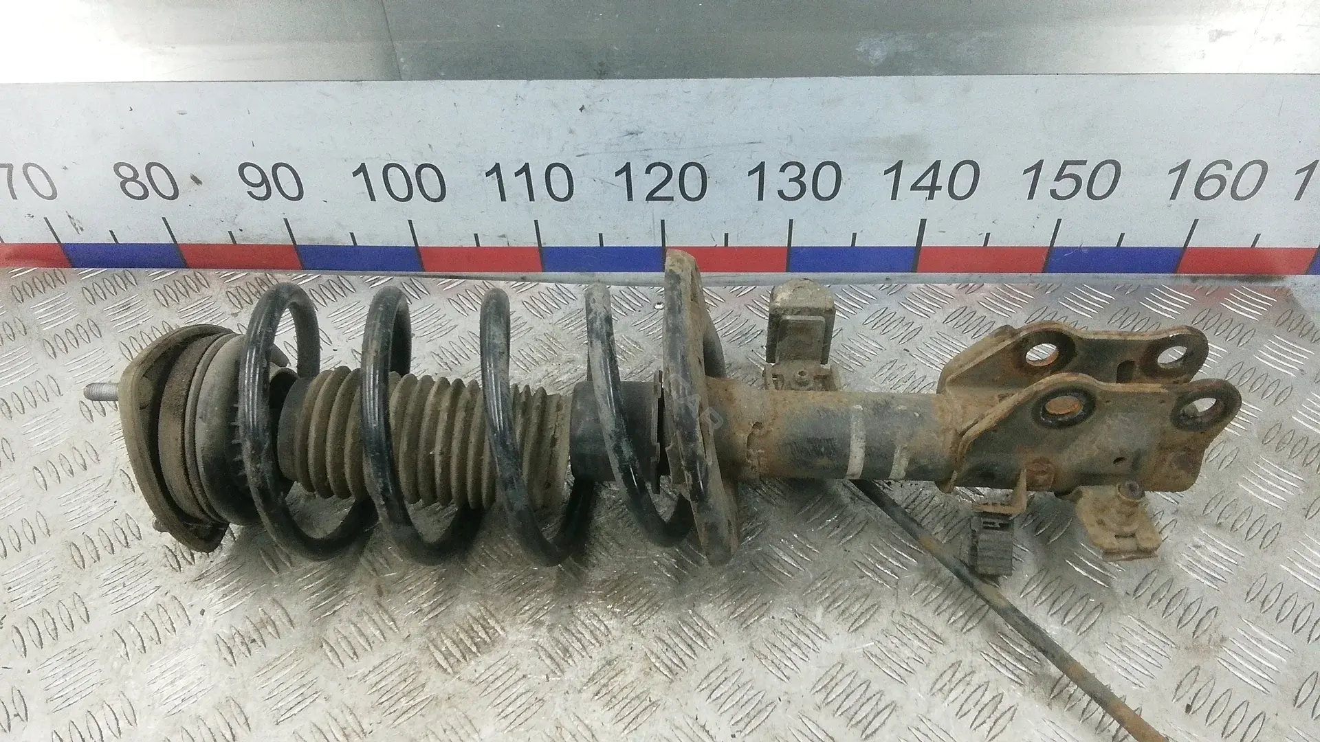 Стойка передняя YUK15K501