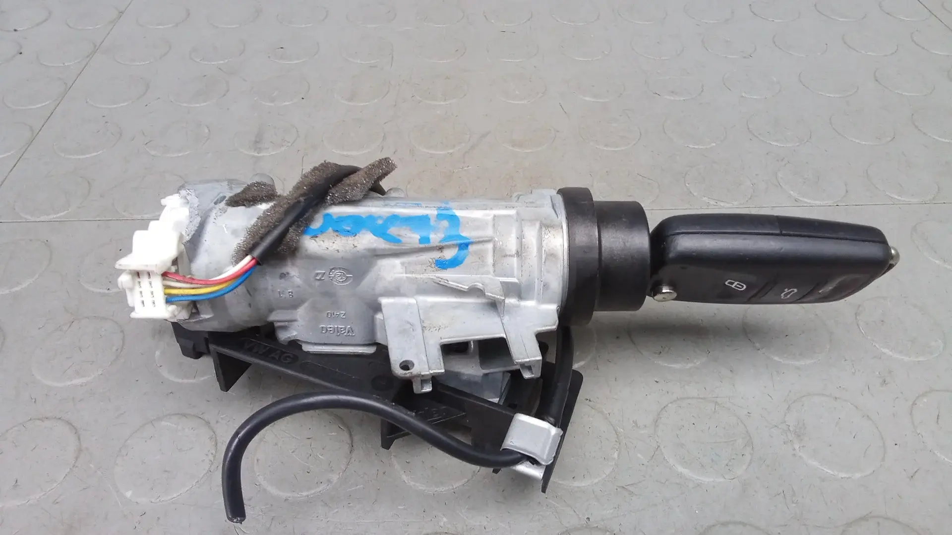 Замок зажигания UOK73J101
