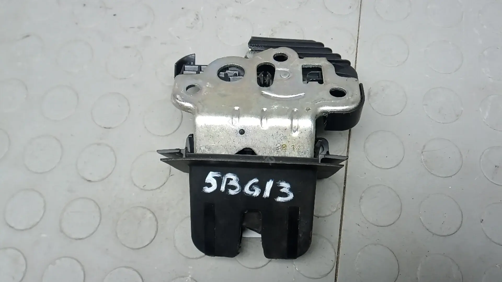 Замок крышки багажника 5BG13GH01