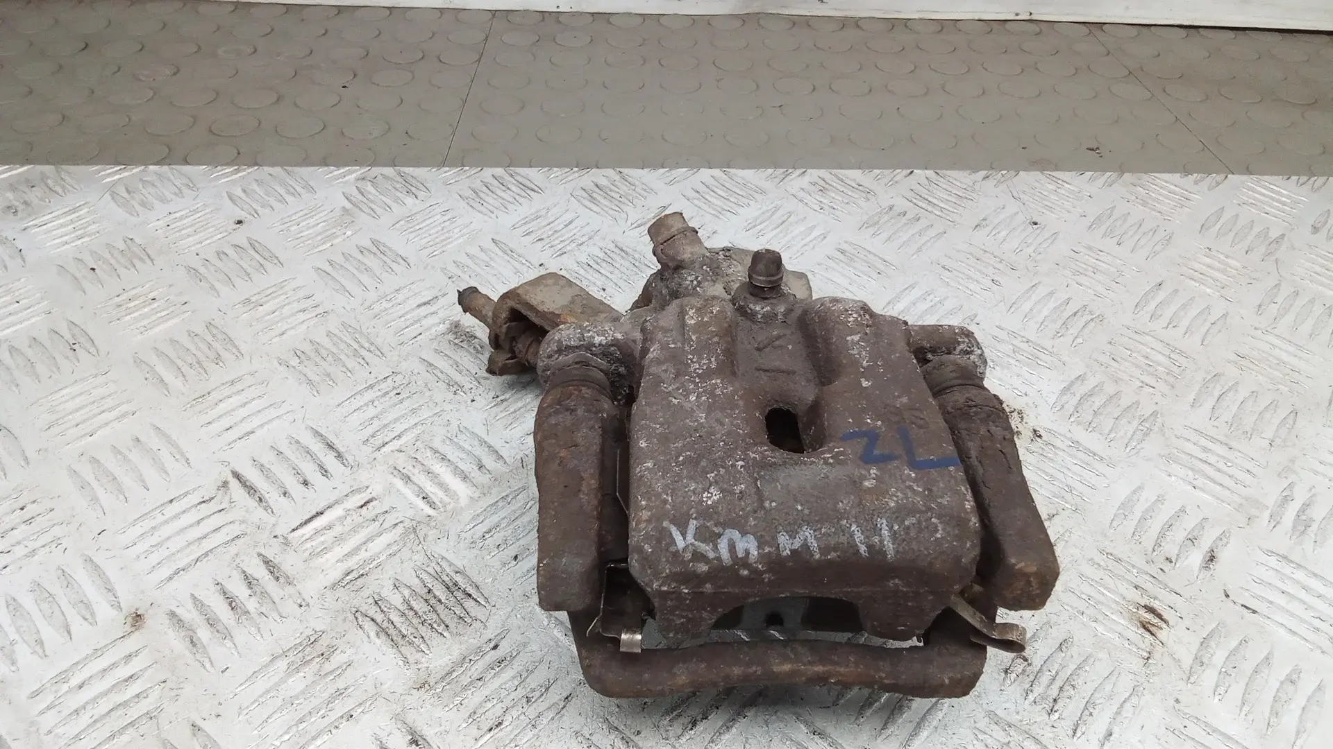 Скоба суппорта KBM110O01