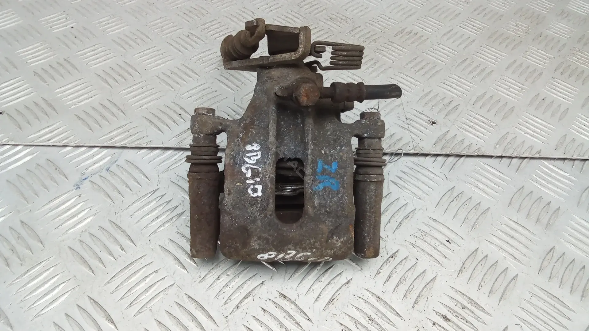 Скоба суппорта 8BG100P01