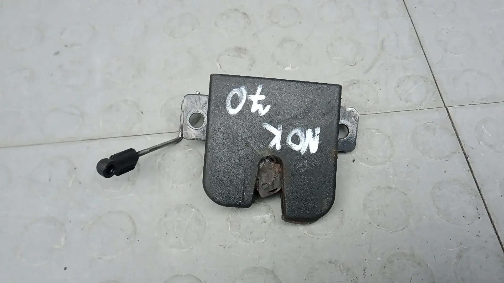 Замок крышки багажника NOK70GH01