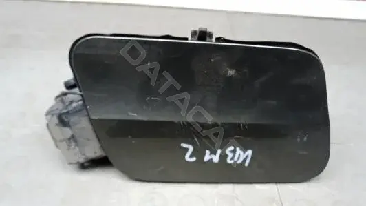 Крышка лючка топливного бака KBM02IC01