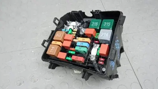 Блок предохранителей EEP01M101
