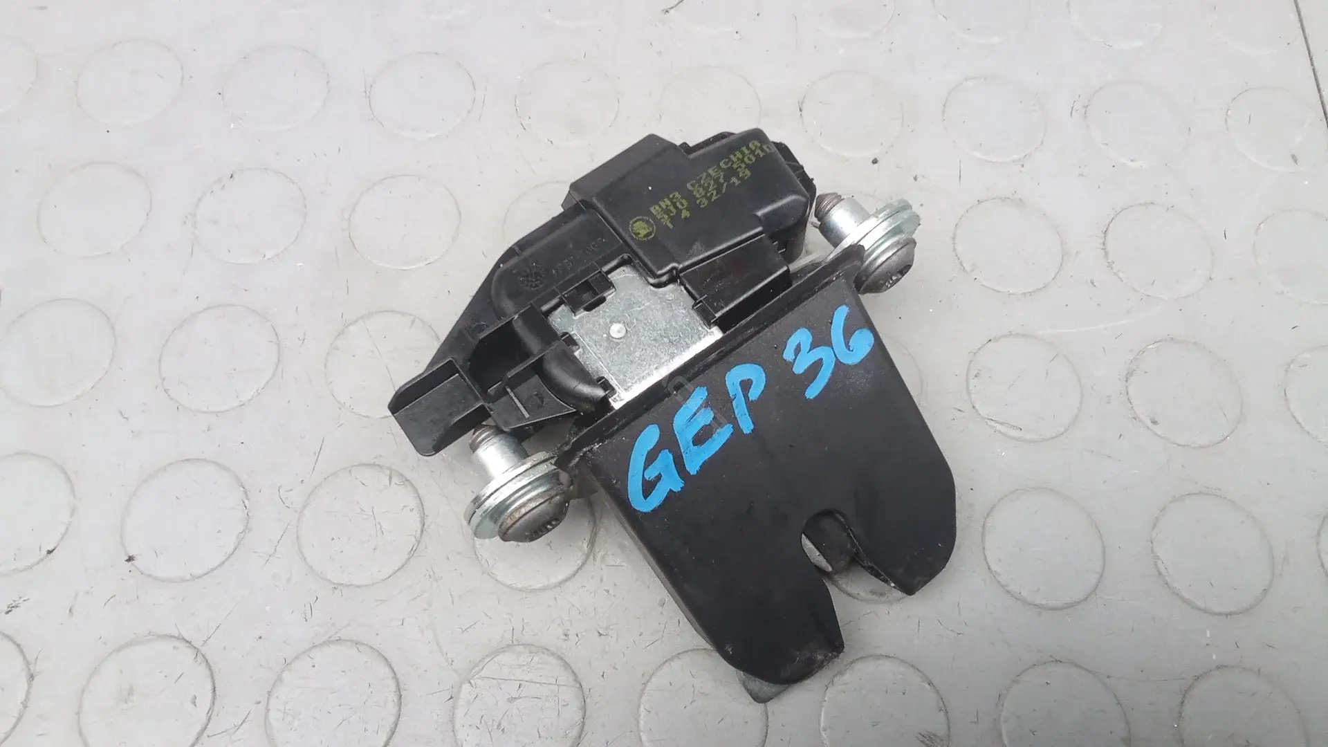 Замок крышки багажника GEP36GH01