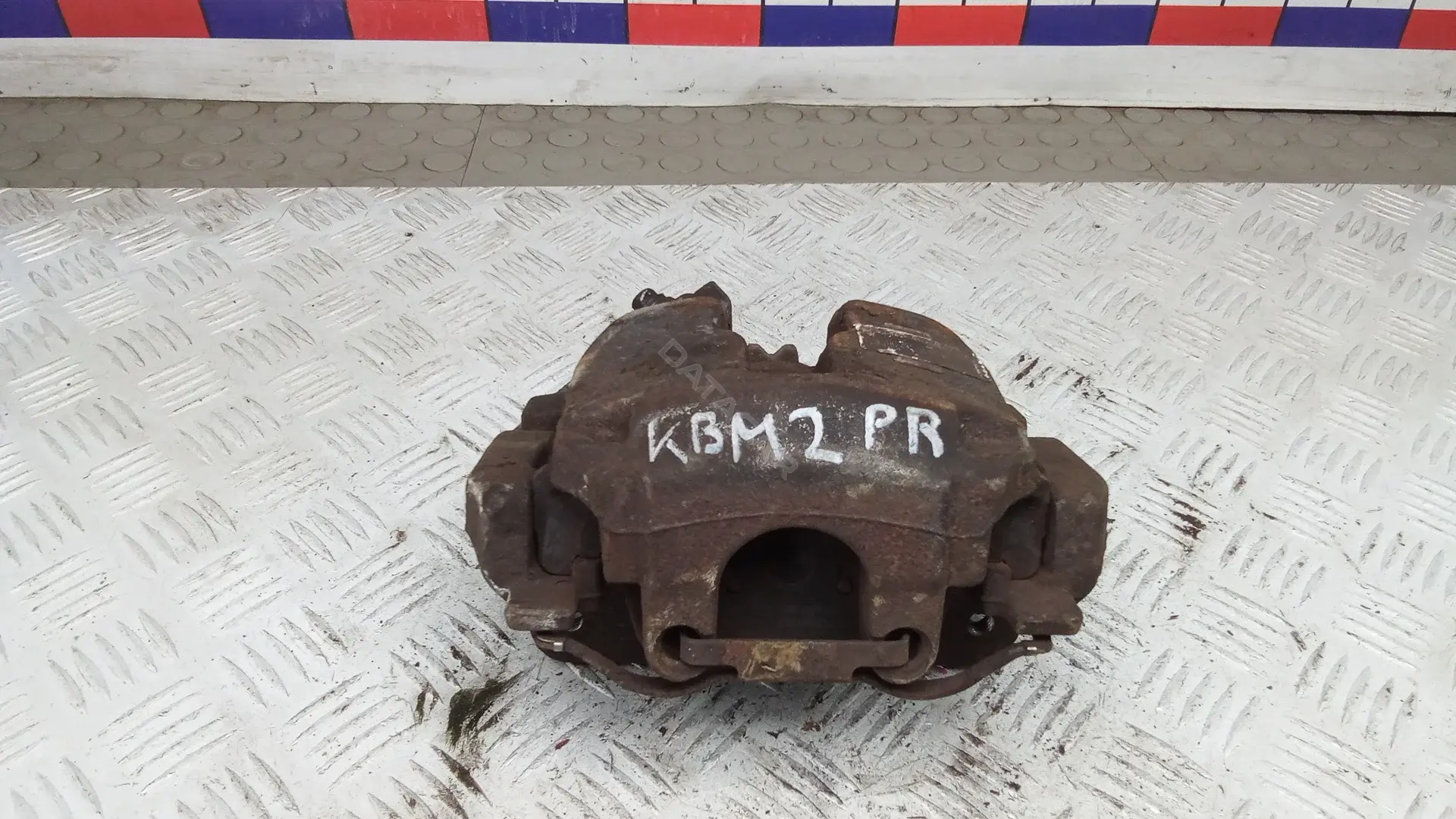 Скоба суппорта KBM020Q01