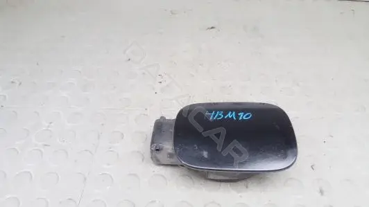 Крышка лючка топливного бака HBM10IC01