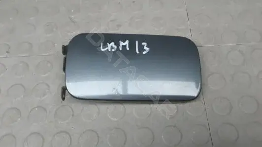 Крышка лючка топливного бака LBM13IC01