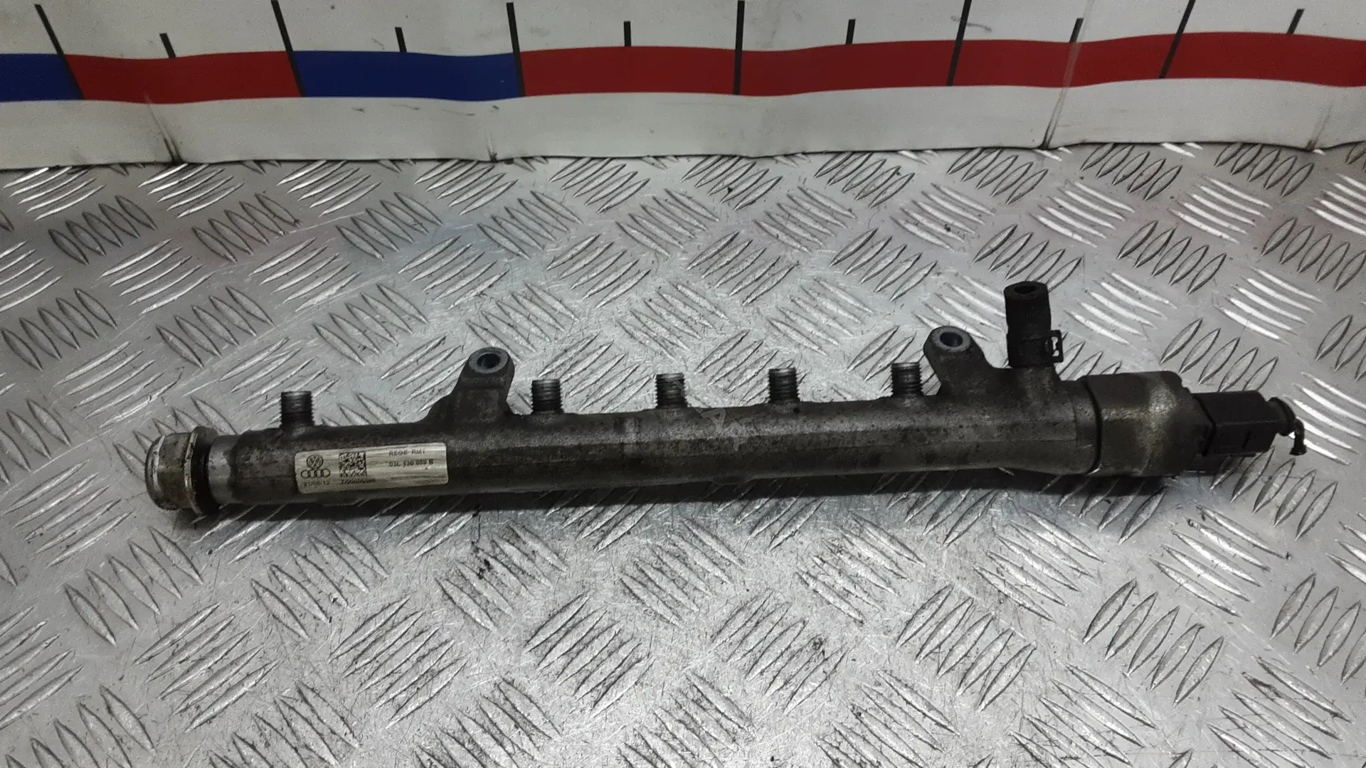 Топливная рейка 03L130089B