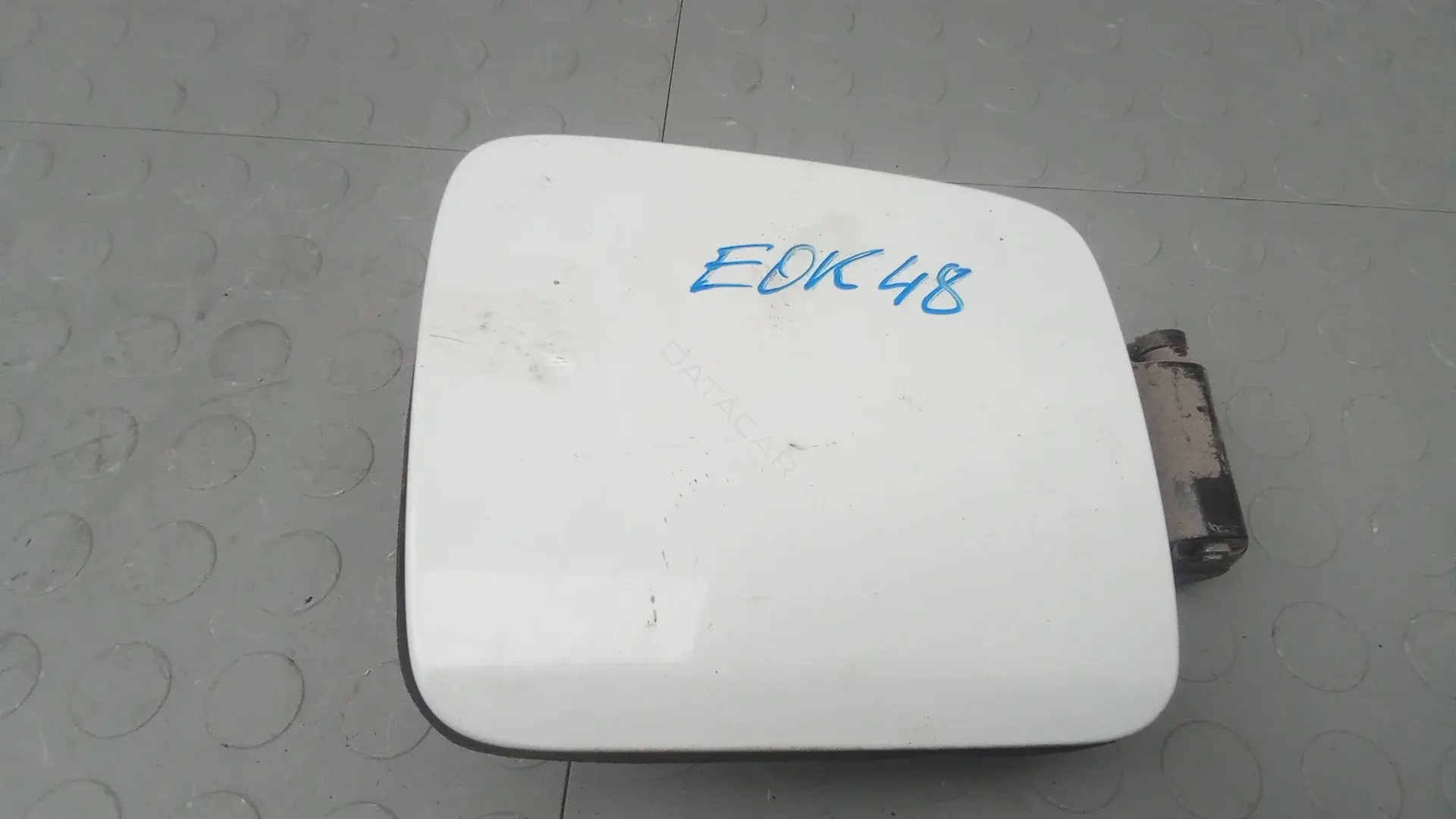 Крышка лючка топливного бака EOK48IC01