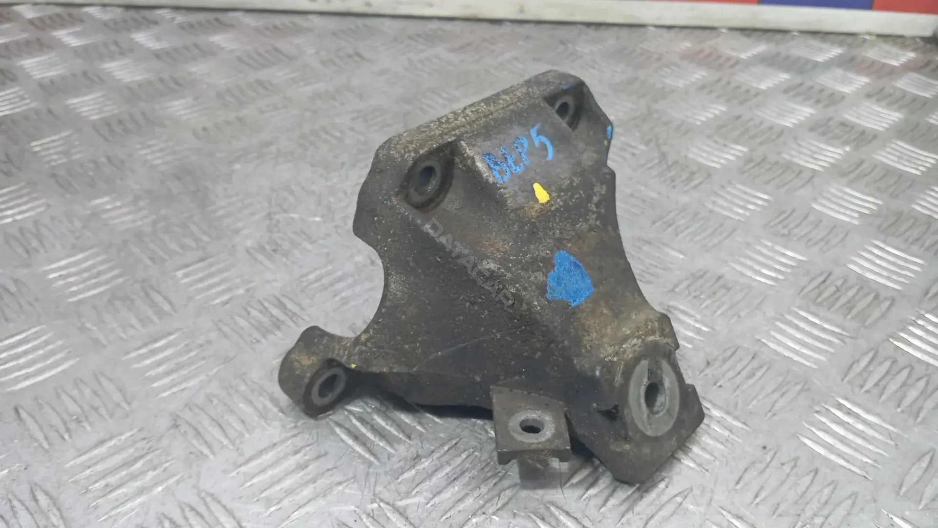 Кронштейн двигателя BEP05A701