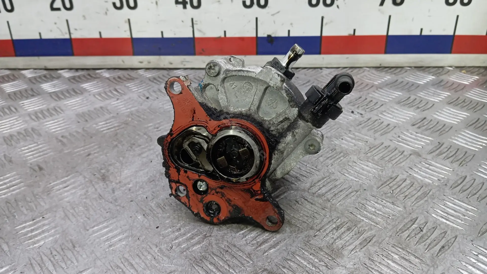 Вакуумный насос 6H4Q-2A451-BA