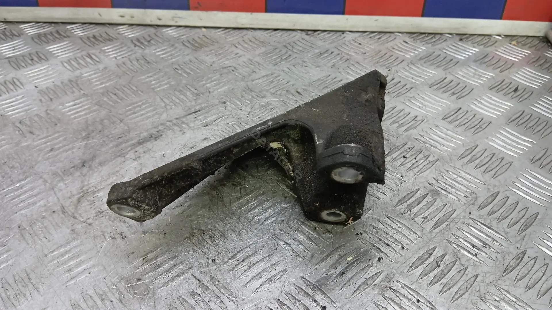 Кронштейн двигателя AEP06A701