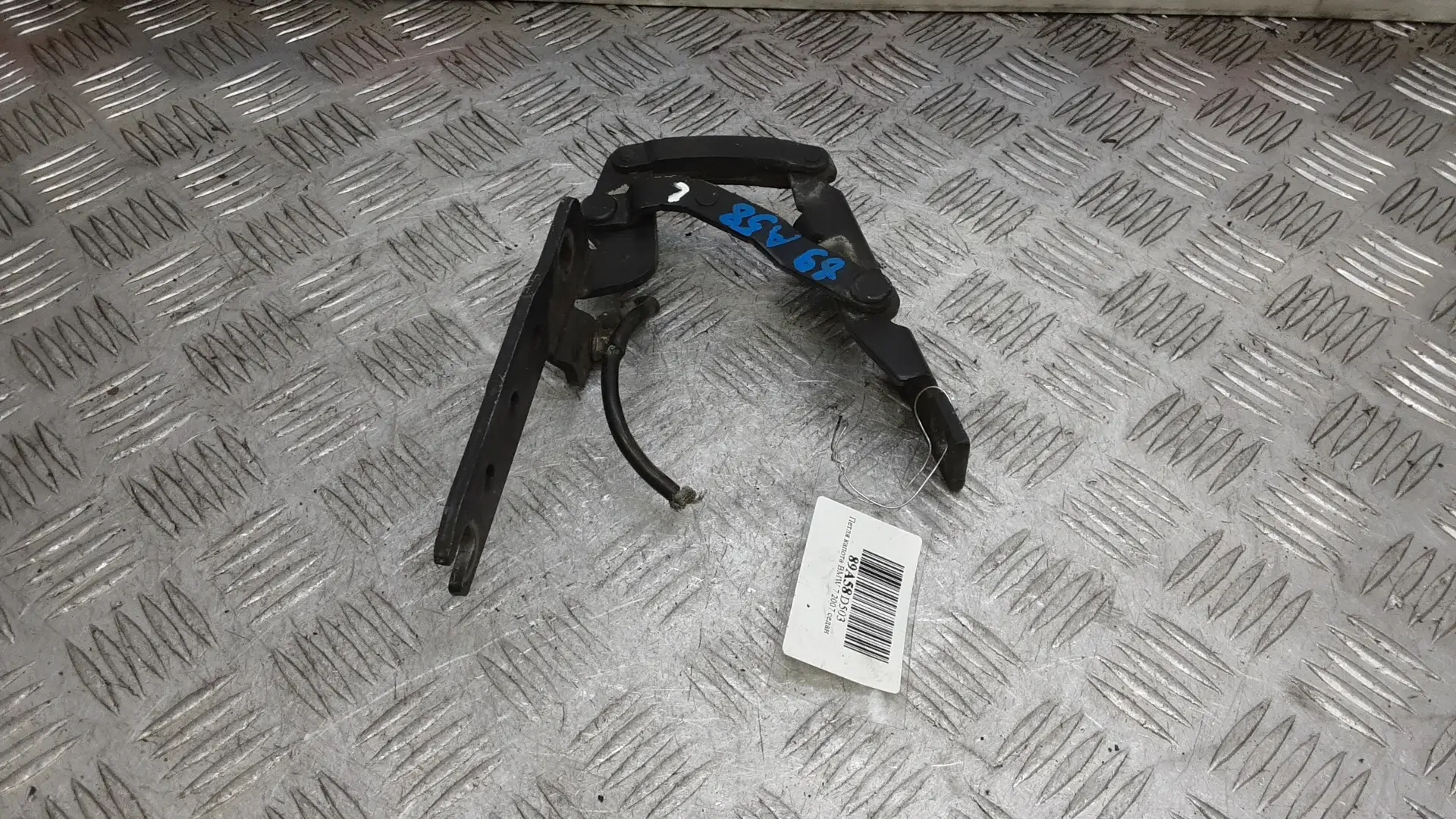 Петля капота 89A58D503