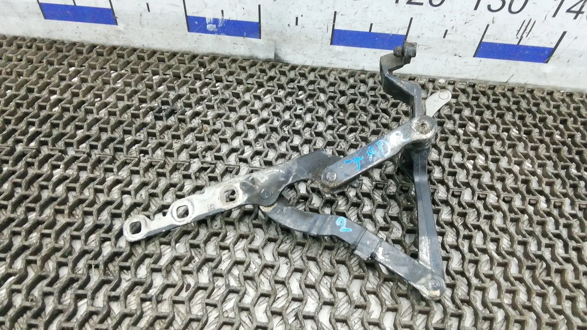 Петля капота 7AD12D502