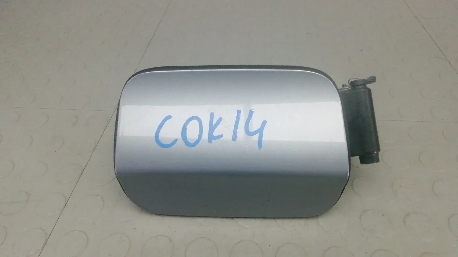 Крышка лючка топливного бака COK14IC01