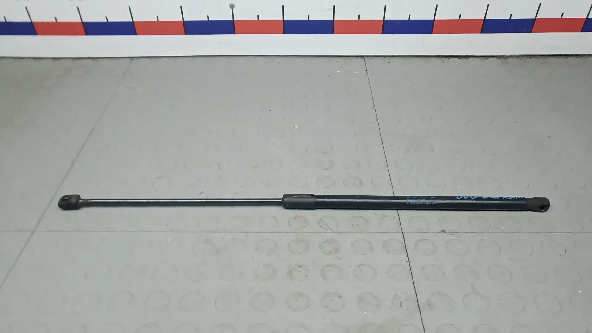 Амортизатор крышки багажника, капота, заднего стекла 7P6823359