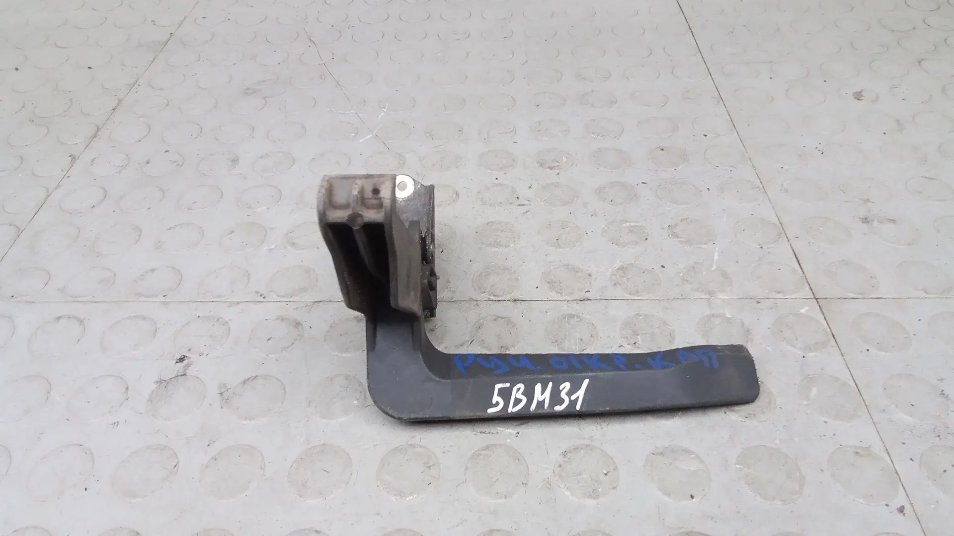 Ручка открывания капота 5BM31JB01