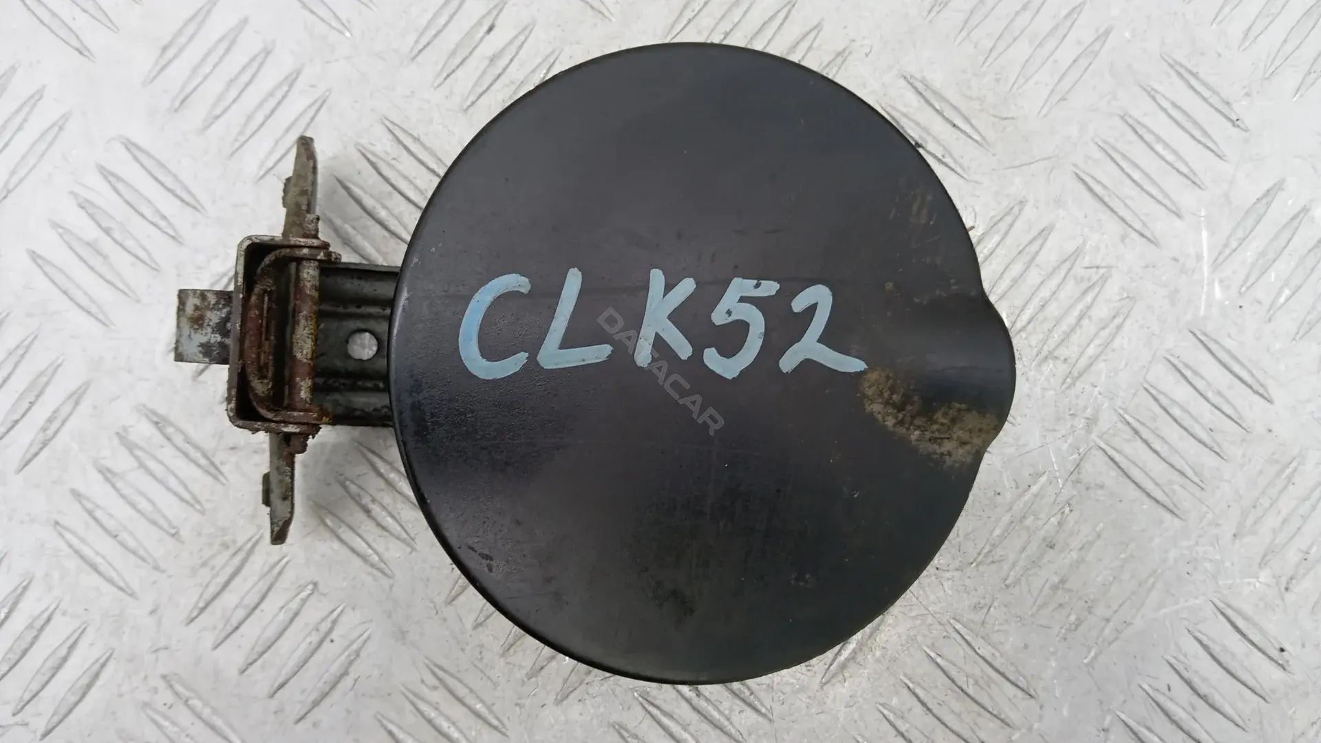 Крышка лючка топливного бака CLK52IC01