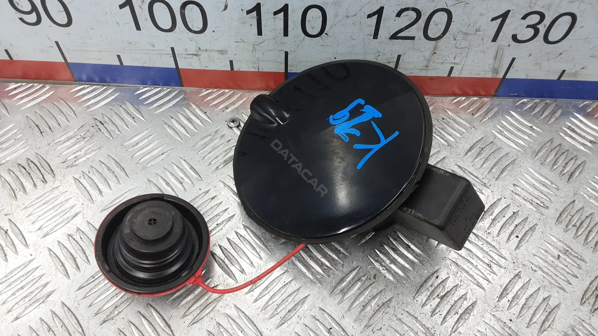 Крышка лючка топливного бака 1KK19IC01