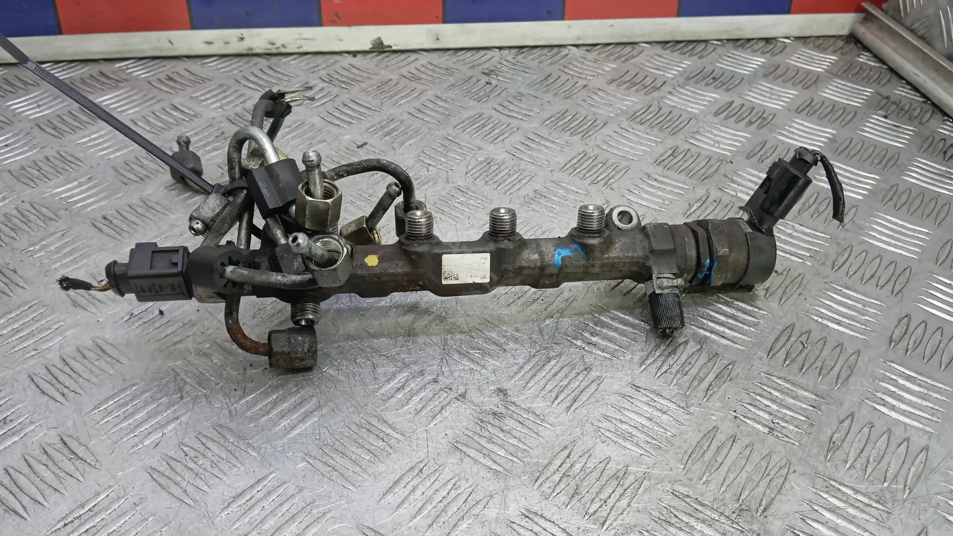 Топливная рейка 04L130089B