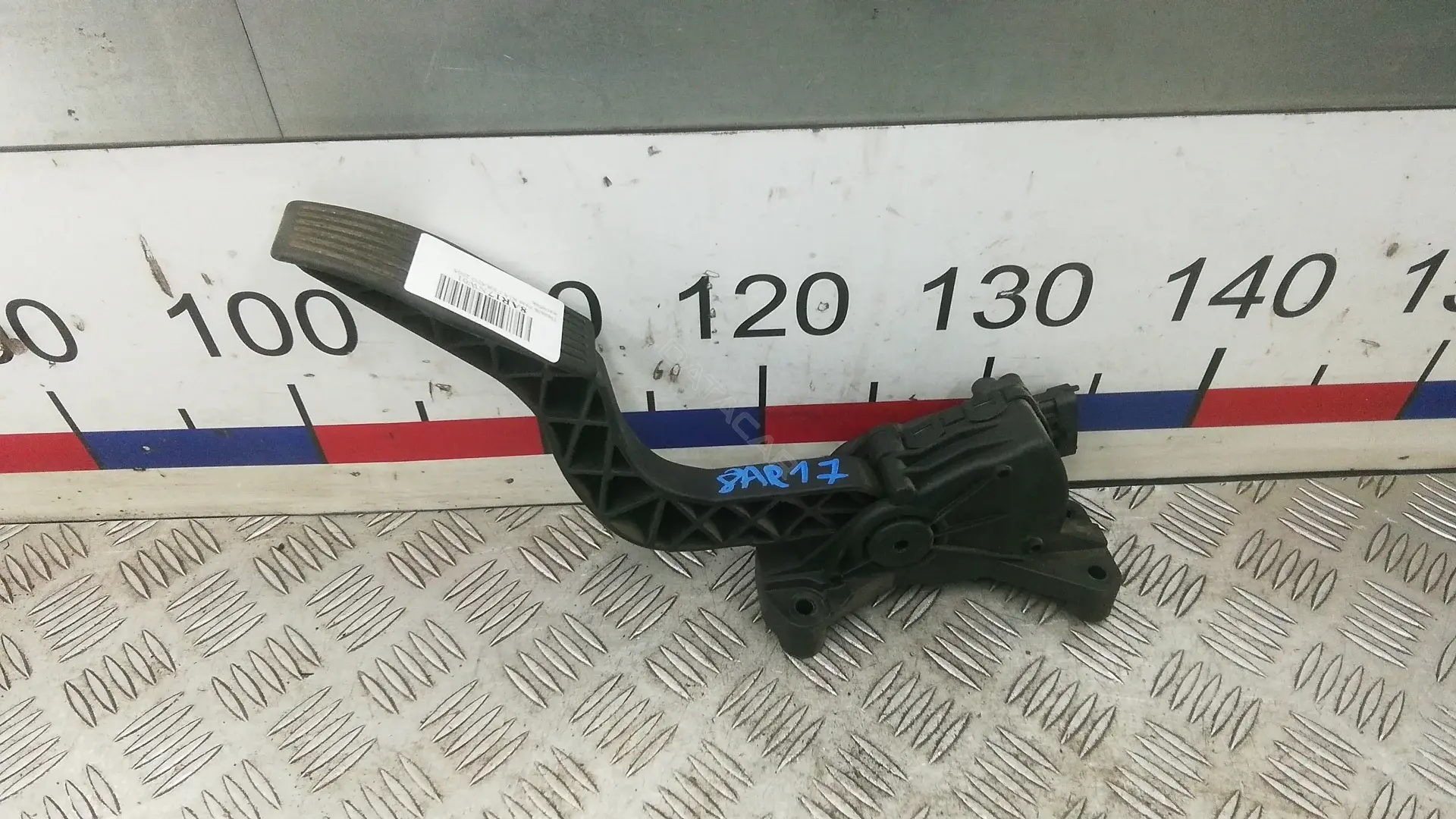 Педаль газа 8AR17NW01