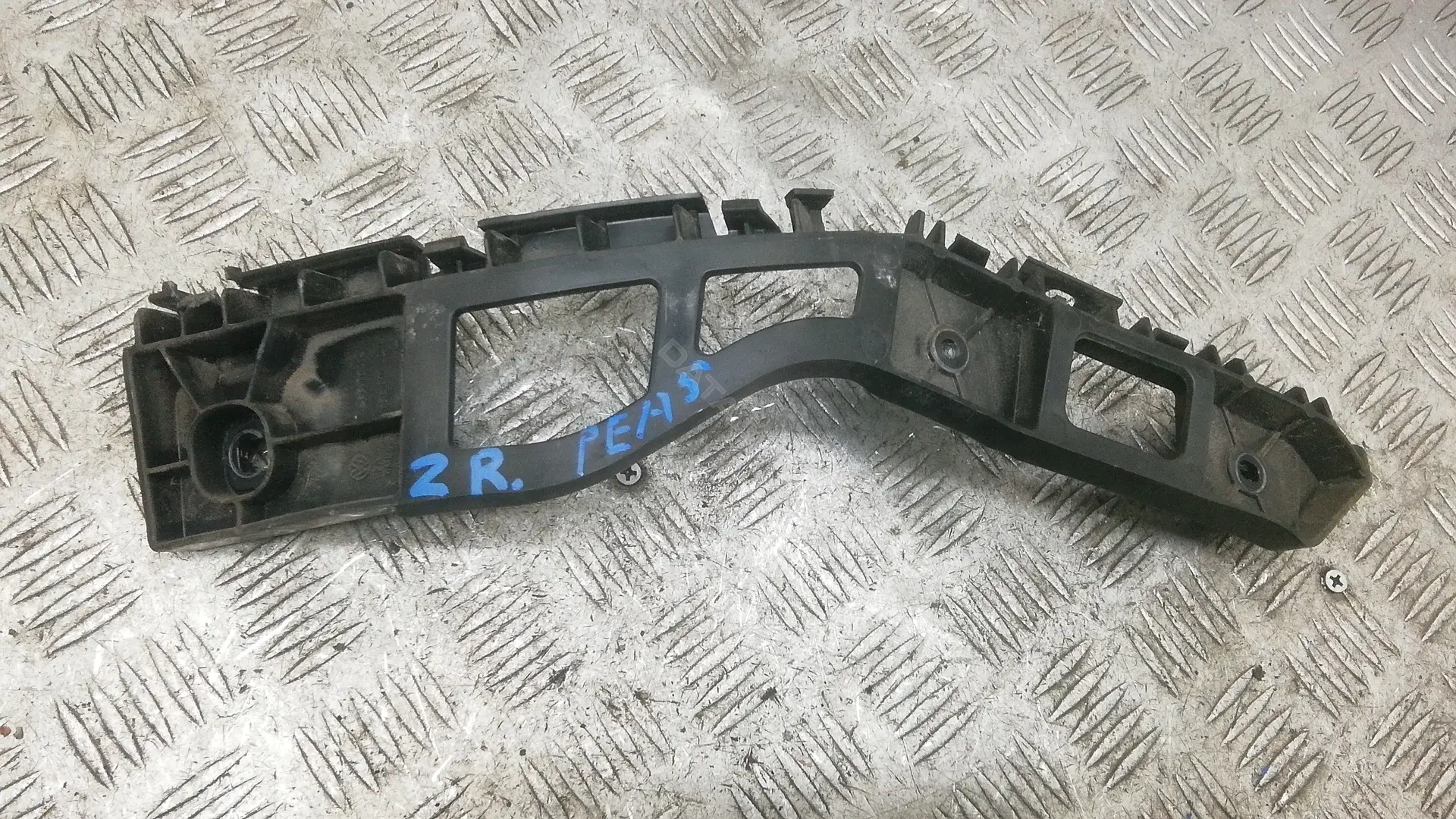 Кронштейн-направляющая бампера 6R6807394A