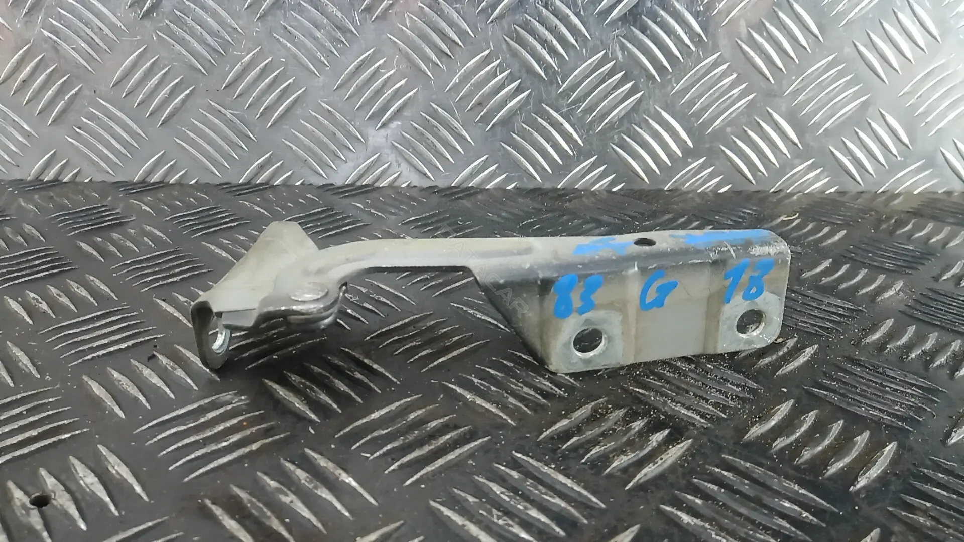 Петля капота 83G18D501