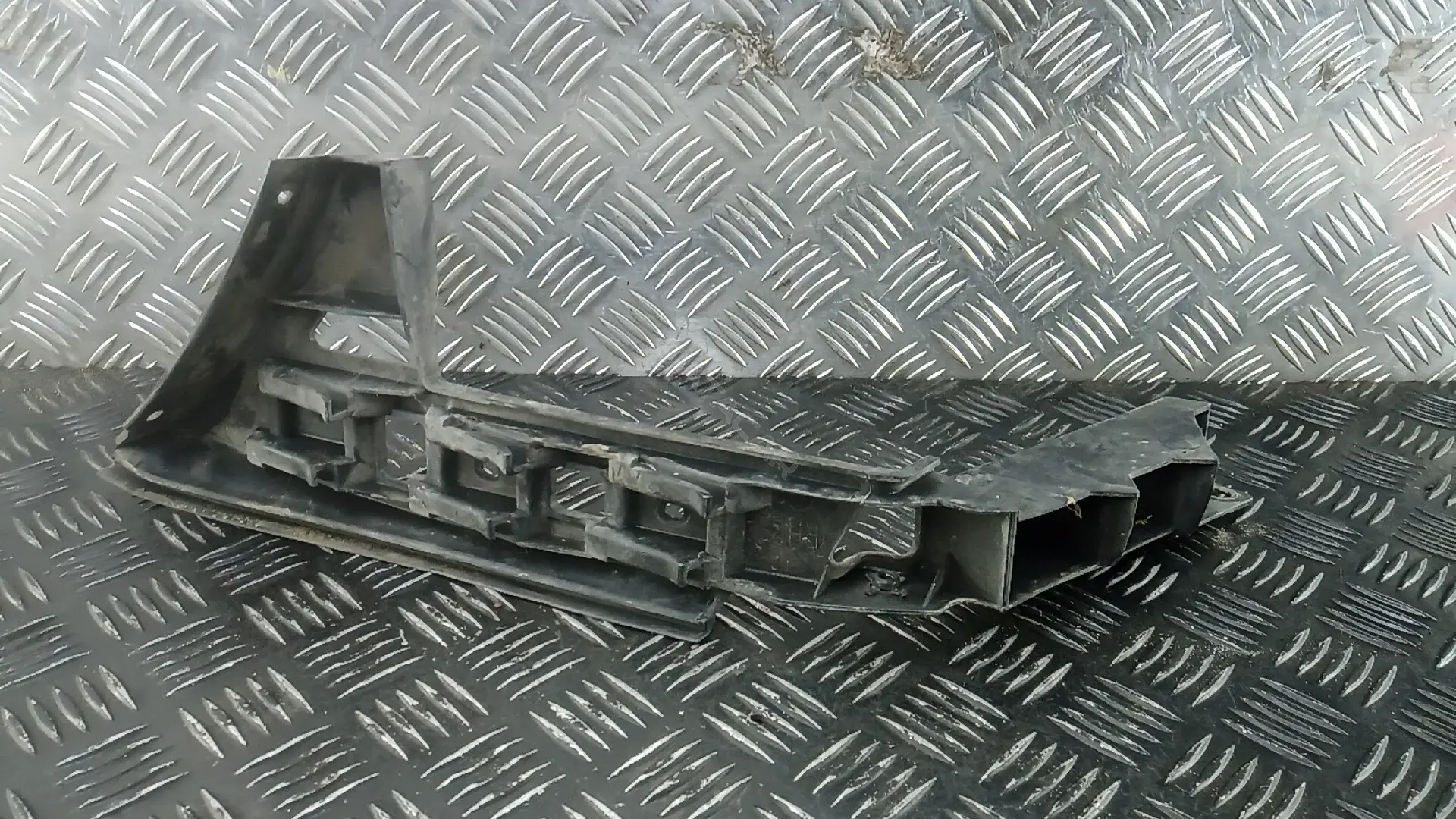Кронштейн-направляющая бампера 1T0807376A