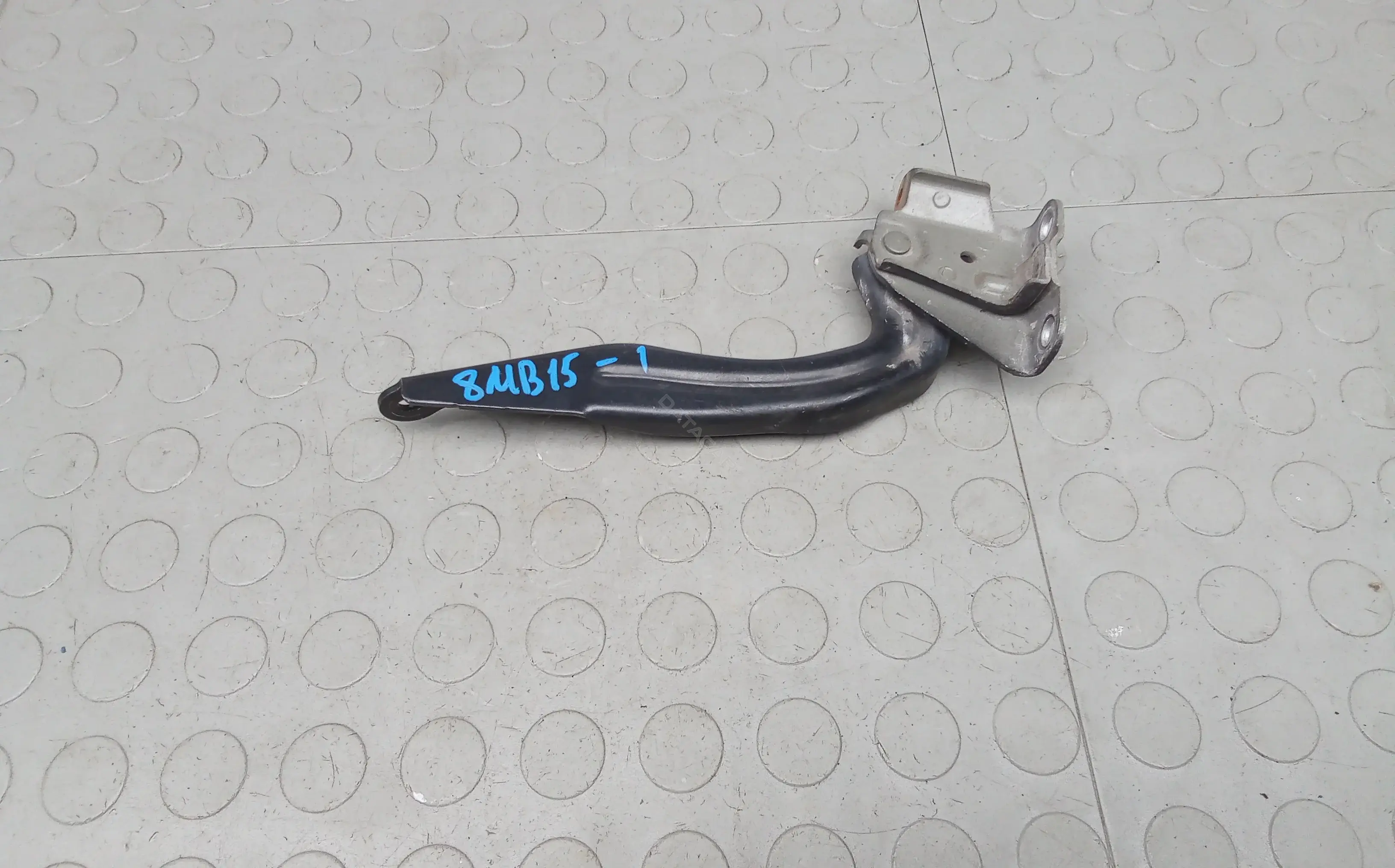 Петля капота 8MB15D501