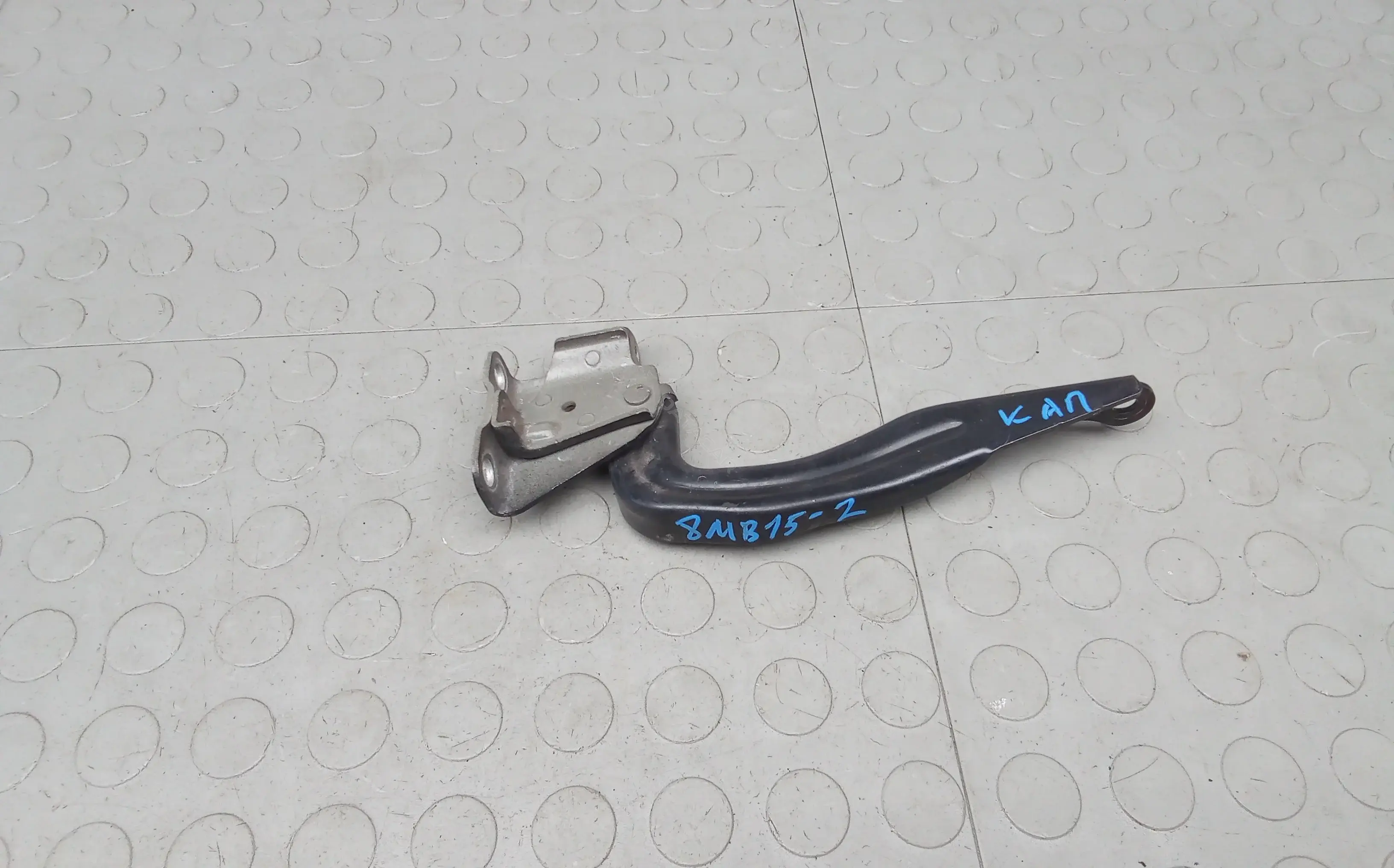 Петля капота 8MB15D502