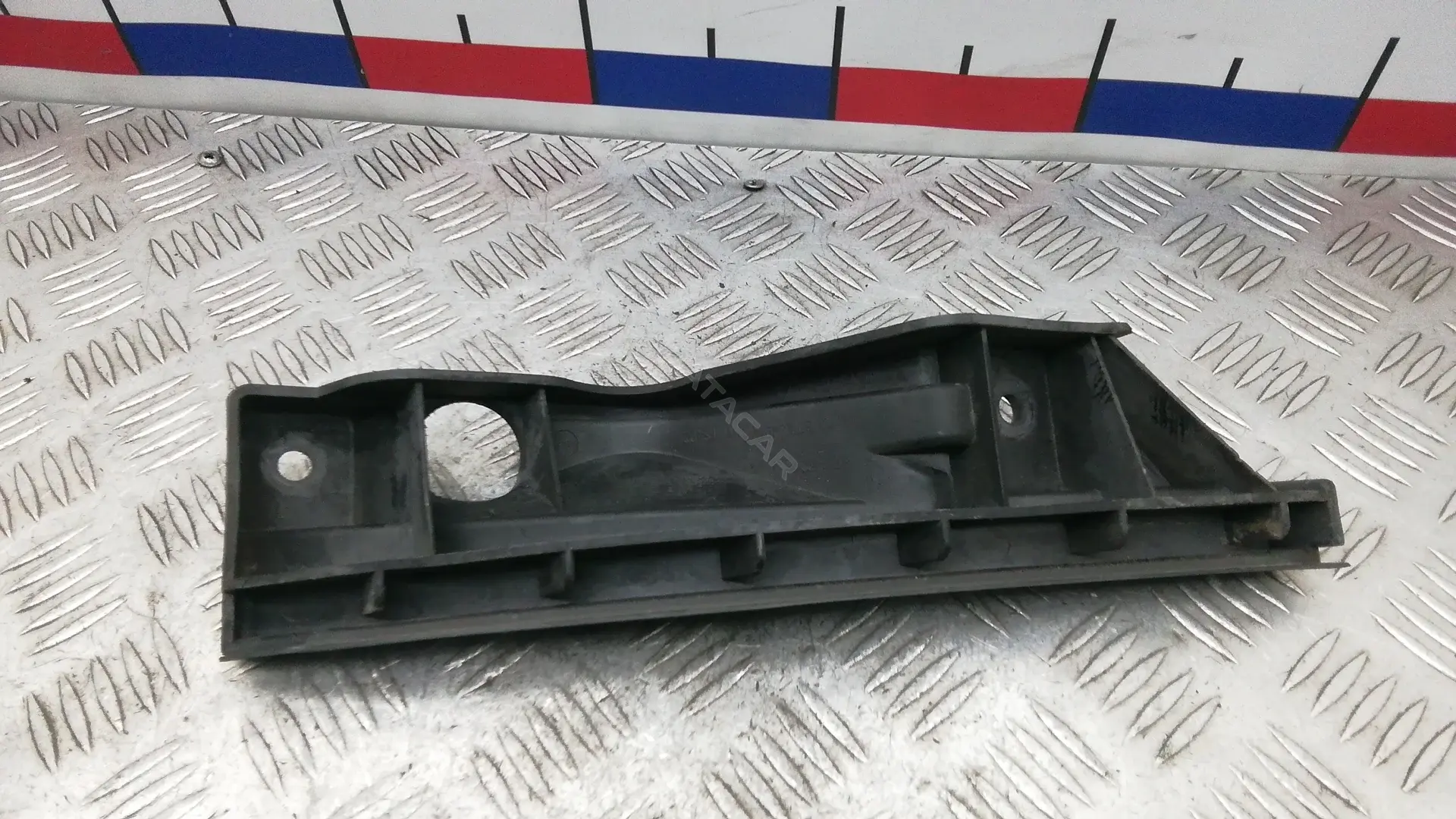 Кронштейн-направляющая бампера 8BR10HN02
