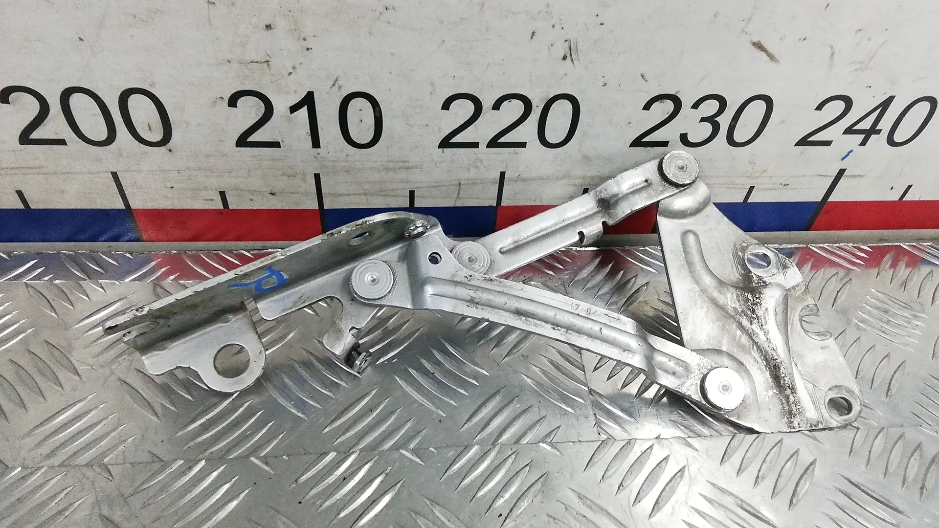 Петля капота OBR11D501