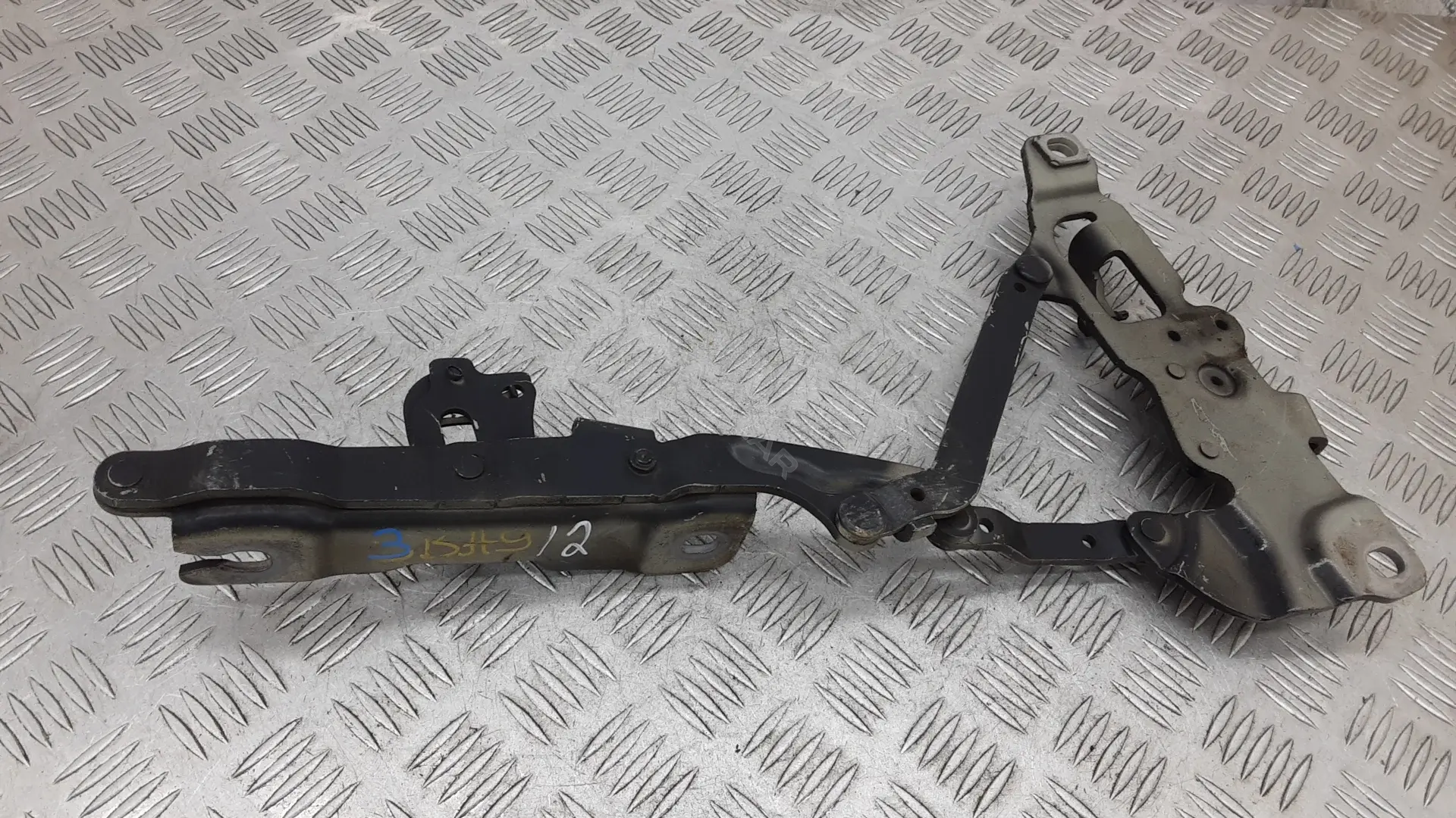 Петля капота 3BA09D502