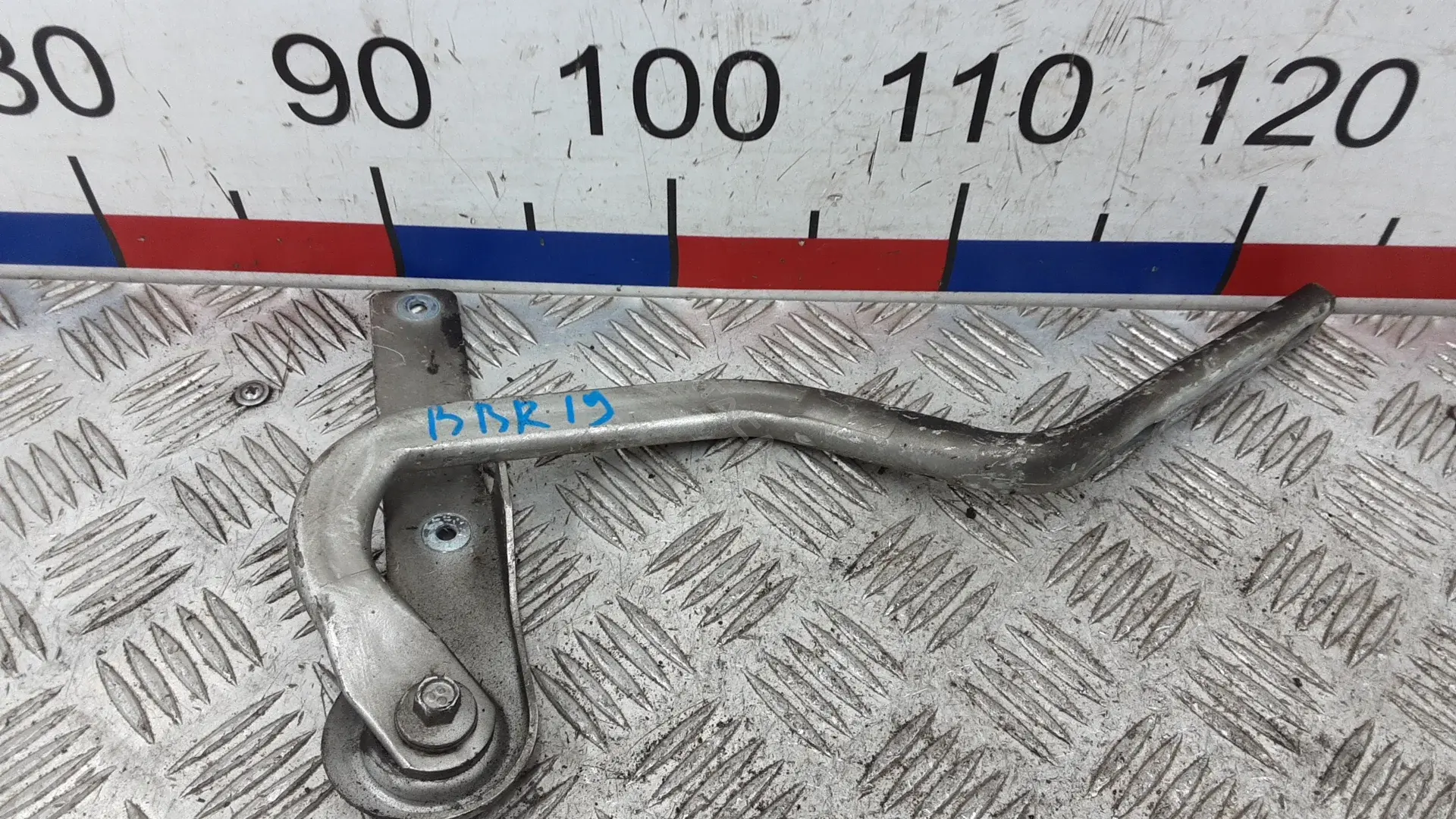 Петля капота BBR19D502