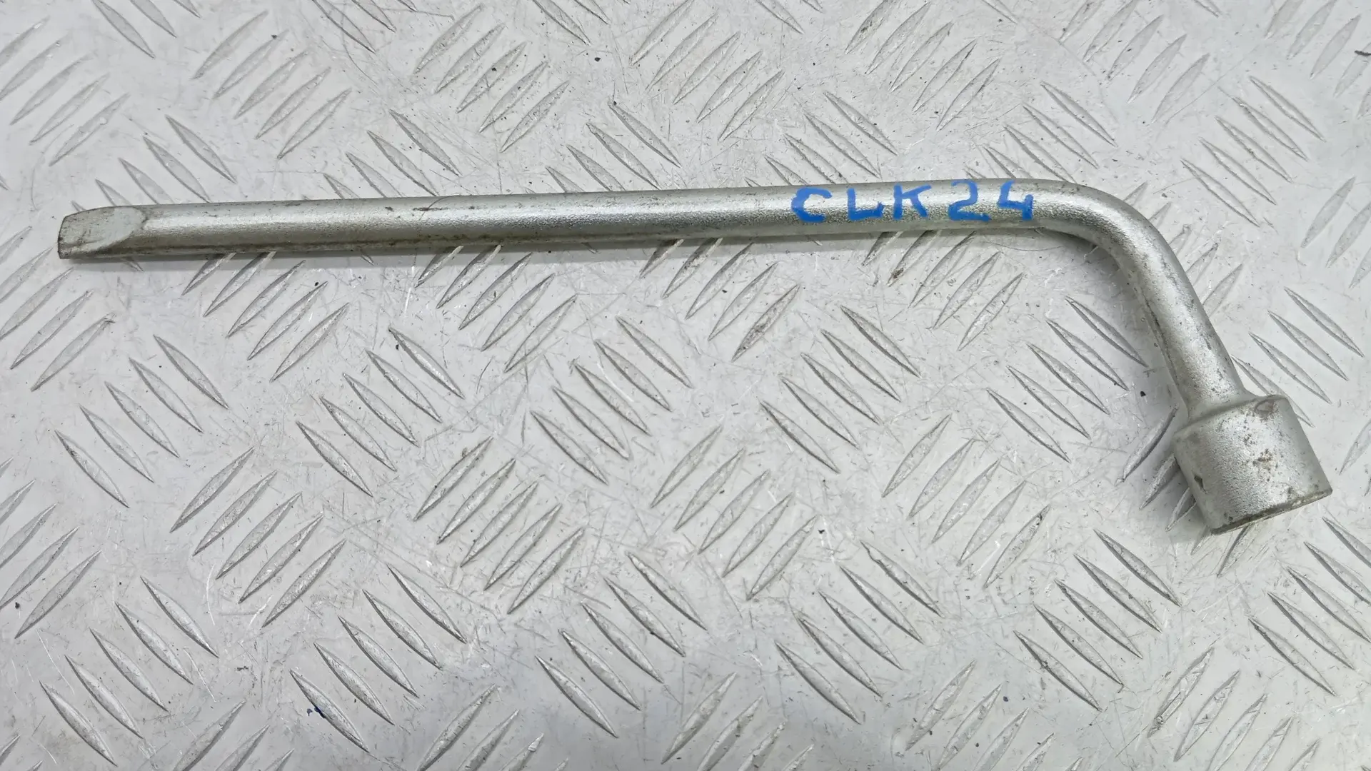 Ключ колесный (балонный) CLK24VP01