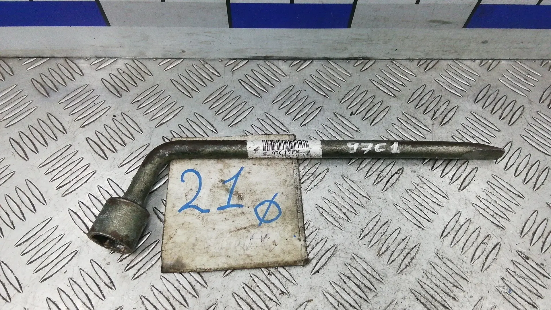 Ключ колесный (балонный) MR210745