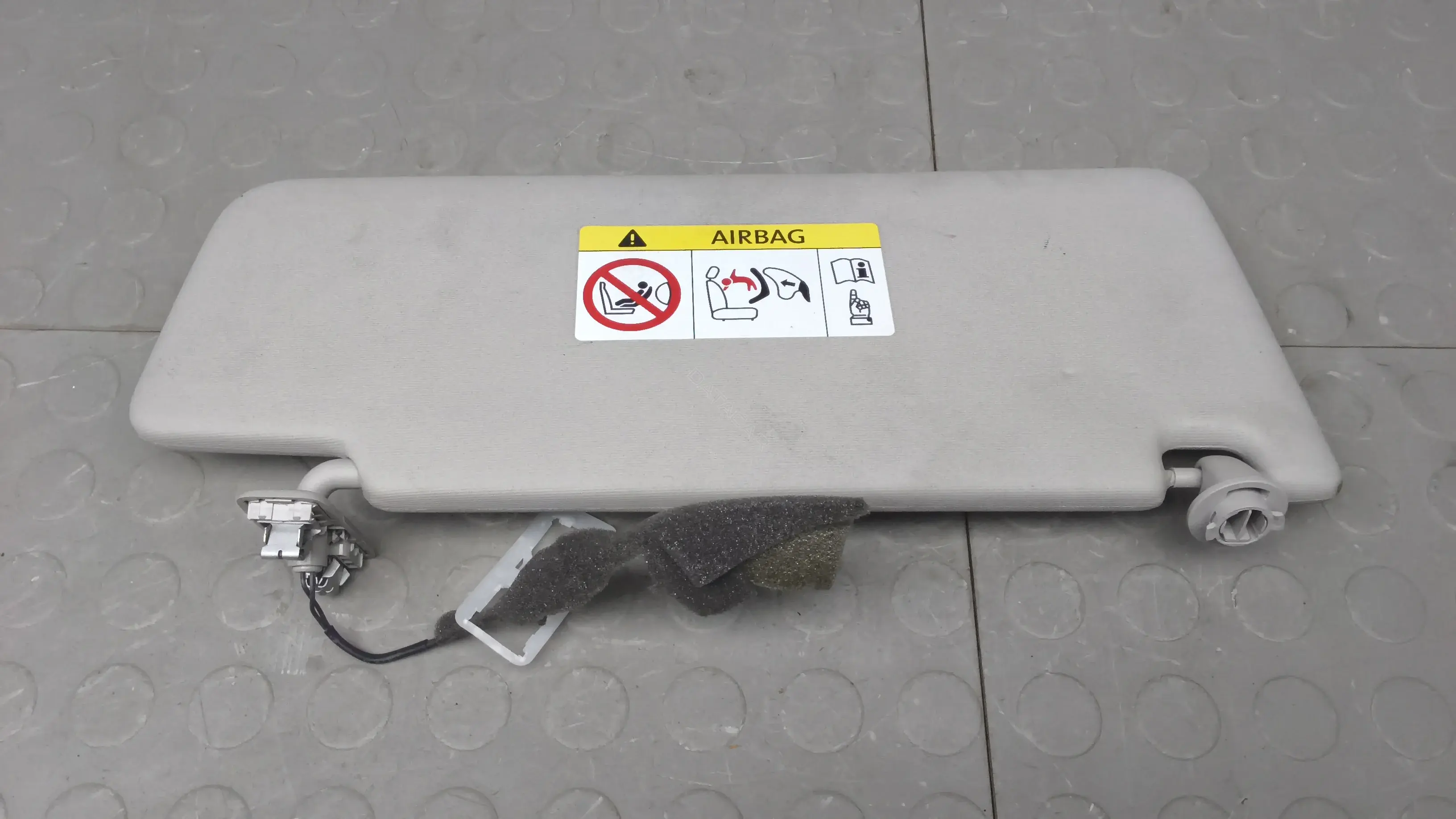 Козырек солнцезащитный SBM14IY01