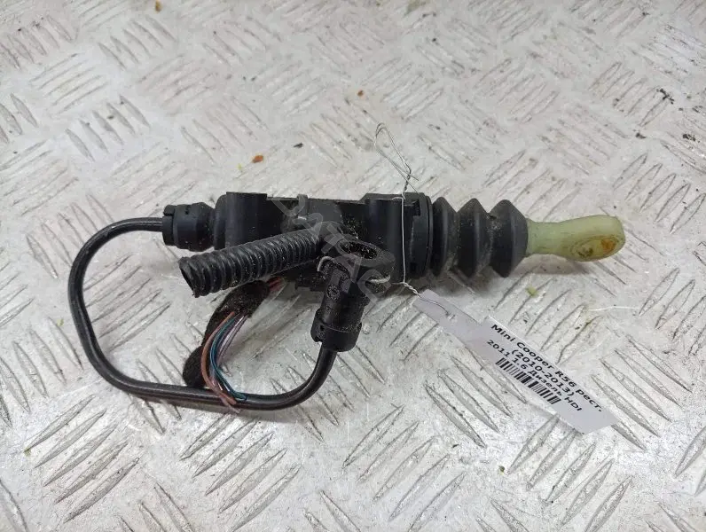 Главный цилиндр сцепления 21526774078