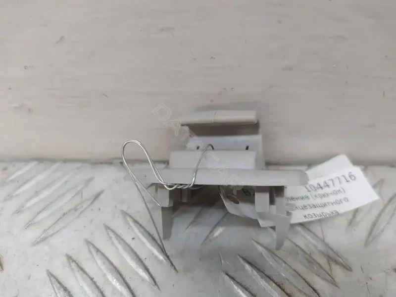 Крепление (крючок) солнцезащитного козырька A1698110040