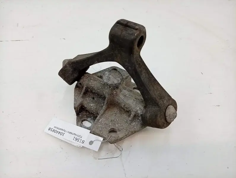 Крепление глушителя 4B0253663D