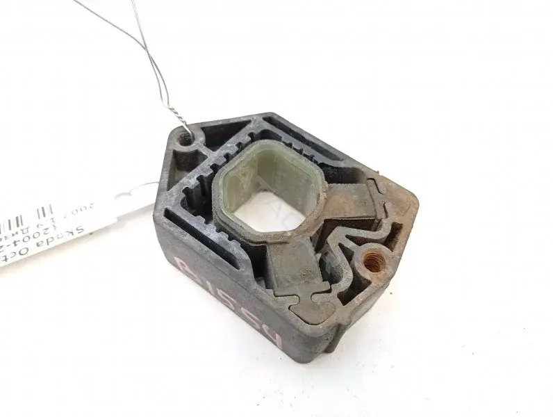 Крепление кассеты радиаторов 1Z0121367B