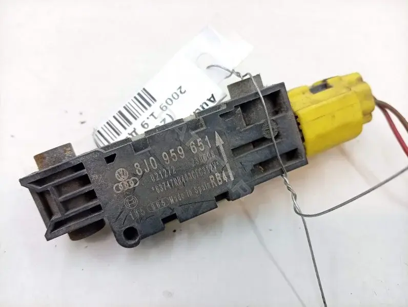Датчик удара 8J0959651