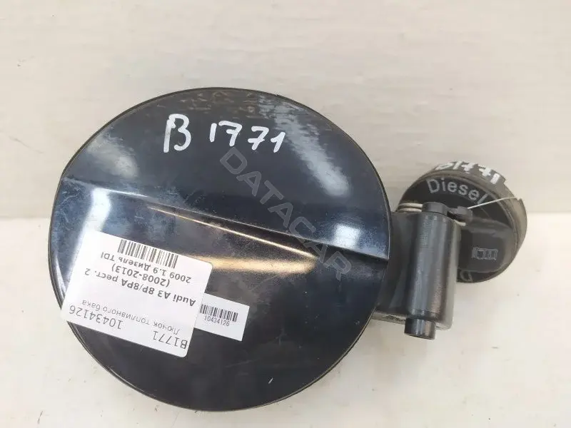 Крышка лючка топливного бака 8P0809999D